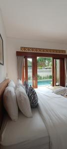 坎古The Breeze Stay and Surf Canggu Bali的卧室内的一张带枕头的床