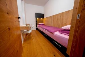 科切维Cirus apartments的一间卧室配有一张床和一张桌子及椅子
