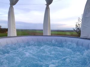 锡盖特堡Buby - végtelenbe és tovább的院子里设有2个白色柱子的热水浴池