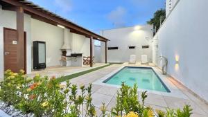 南蒂包Casa Macao Tibau do Sul的一座房子后院的游泳池