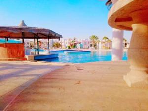 拉斯苏德尔Concorde Royal Beach Village, Ras Sidr, South Sinai Villa 116的一个带凉亭和游泳池的游泳池