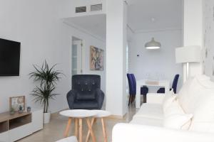 塞维利亚MonKeys Apartments Lumbreras Deluxe的客厅配有沙发、椅子和桌子