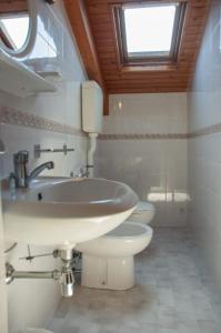 里米尼米拉齐奥艾尔博格别墅酒店的一间带水槽和卫生间的浴室
