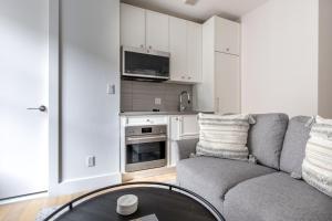 West Village 1br w in-unit wd nr park NYC-1334的厨房或小厨房