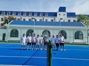 Ấp Mỹ ÐôngCao Lanh Hotel的一群人站在网球场上