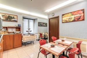 罗马米洛酒店的一间带桌椅的用餐室和一间厨房