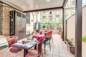 罗马米洛酒店的阳台的户外庭院配有桌椅