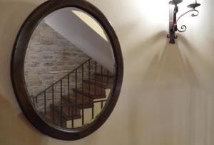 锡古恩萨Los Cuatro Caños的挂在墙上的镜子,有楼梯