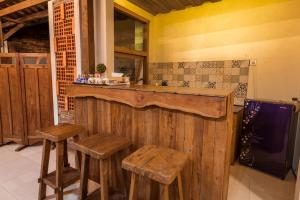 TimuranPendopo Perwitasari的一间厨房,内设一个带凳子的酒吧