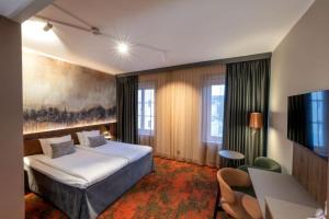 法伦克拉丽奥堡马斯塔伦连锁酒店的配有一张床和一台平面电视的酒店客房