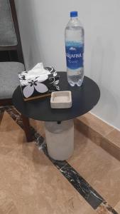 木尔坦LOKAL Rooms x Multan (City Center)的桌子上坐着一瓶水