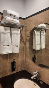 木尔坦LOKAL Rooms x Multan (City Center)的浴室配有盥洗盆、镜子和毛巾