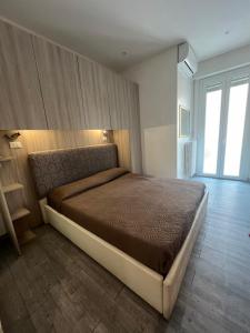 里米尼伊塔拉别墅酒店的一间卧室,卧室内配有一张大床