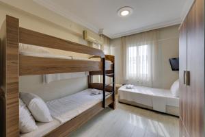 库萨达斯Hikmethan Otel的客房设有两张双层床和一扇窗户。