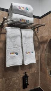 木尔坦LOKAL Rooms x Multan (City Center)的浴室内架上的一组毛巾