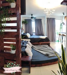 Santa RosaEl Nissi Cozy Cabins (Condo Staycation Beside the Enchanted Kingdom)的一间卧室设有两张双层床和吊灯。