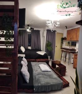 Santa RosaEl Nissi Cozy Cabins (Condo Staycation Beside the Enchanted Kingdom)的客房设有两张双层床和一张桌子。