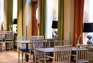 法伦克拉丽奥堡马斯塔伦连锁酒店的用餐室配有木桌和椅子