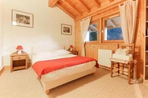 夏蒙尼-勃朗峰Chalet Ancelles - Les Praz - Golf - Vue Mont-Blanc - Randonnées的卧室配有床、椅子和窗户。