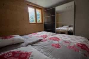 里雾诗Le Lac - Servoz - Appartement paisible de 70m²的一间卧室,床上有花纹