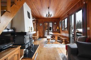 里雾诗The Historic Chalet Les Allognes Mont-Blanc views的客厅设有壁炉和电视。