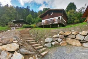 里雾诗The Historic Chalet Les Allognes Mont-Blanc views的山丘上的房子,前面有楼梯