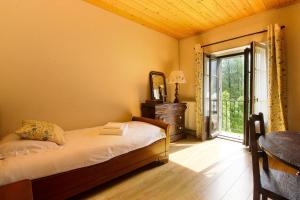 夏蒙尼-勃朗峰Maison Emile Devouassoud的一间卧室设有一张床和一个滑动玻璃门