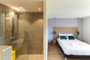 里雾诗L'Abeille - Renovated - 4 bedroom - 8 person-110sqm - Views!的一间卧室设有一张床和一个玻璃淋浴间