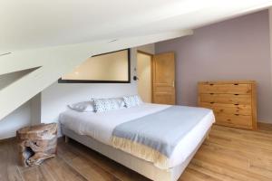 里雾诗L'Abeille - Renovated - 4 bedroom - 8 person-110sqm - Views!的一间卧室配有一张床,铺有木地板