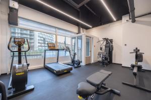 斯海弗宁恩Ramada The Hague Scheveningen的大楼内带跑步机和健身器材的健身房