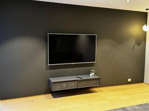 特罗姆瑟North Apartment City house.的客厅设有壁挂式平面电视。