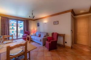 夏蒙尼-勃朗峰DIFY Paccard - Chamonix-Mont-Blanc的客厅配有沙发和桌子