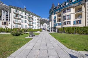 夏蒙尼-勃朗峰DIFY Paccard - Chamonix-Mont-Blanc的公园里一些建筑物旁的长凳