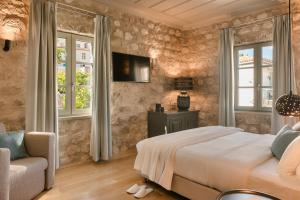 伊兹拉伊兹拉希德劳萨旅馆的一间卧室配有一张床、一把椅子和窗户。