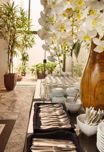 迪维诺波利斯River Palace Hotel的一张带白板的桌子和花瓶