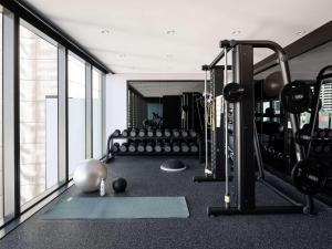 珀斯Novotel Perth Murray Street的一间健身房,里面装有一堆设备