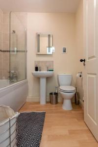 马盖特SEA HEIGHTS MARGATE的浴室配有卫生间、盥洗盆和淋浴。