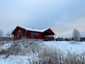 AsenÅsengården Boende & Gästgiveri的一座红房子,上面有雪