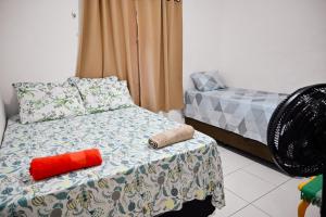 阿拉卡茹Hostel mineiros的一间卧室,床上有红色的物体