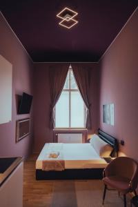 布拉格SPA SPA Apartments Vyšehrad的一间卧室设有一张床和一个窗口