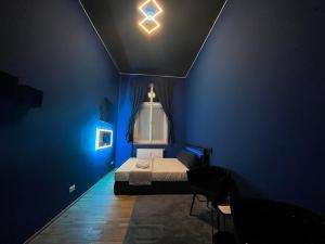 布拉格SPA SPA Apartments Vyšehrad的蓝色的客房设有一张带横跨天花板的床。