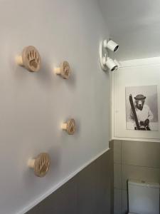 波泰皮莫朗CASTEL ISARD - Le Refuge的浴室墙上挂着棒球手的照片