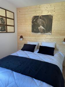 波泰皮莫朗CASTEL ISARD - Le Refuge的一间卧室,配有一张带狗照片的床