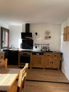 波泰皮莫朗CASTEL ISARD - Le Refuge的厨房配有桌子和台面