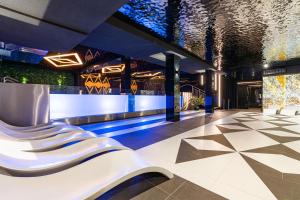 Białka TatrzanskaAparthotel Diamond SPA Aqua的大厅,大楼里有一排座位