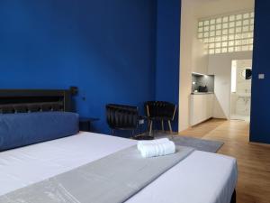 布拉格SPA SPA Apartments Vyšehrad的一间拥有蓝色墙壁的卧室和一张带两把椅子的床