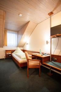 美因河畔法兰克福Concordia - Wohnen auf Zeit的配有一张床、一张桌子和一张桌子的酒店客房