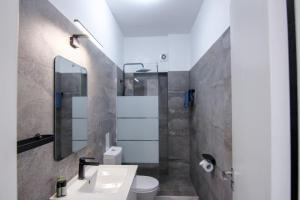 利马索尔Phaedrus Living: Ourania City Heights Flat的一间带水槽、卫生间和镜子的浴室