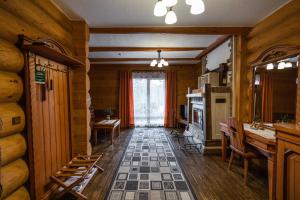 塔塔里夫柯鲁纳度假村的客厅设有壁炉和木墙
