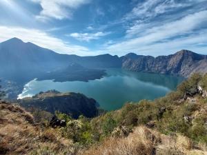 森纳儒伊莲民宿的享有山中火山口湖泊的景色